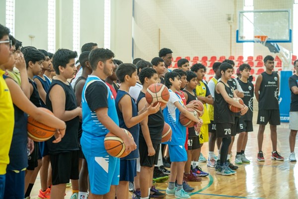 230 لاعباً في برنامج تطوير مهارات السلة بالشارقة