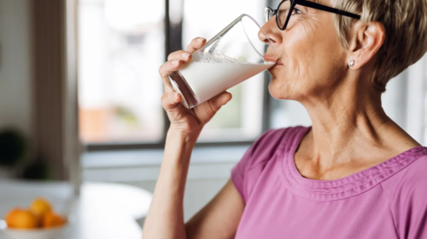 4 عادات شرب للوقاية من شيخوخة العظام