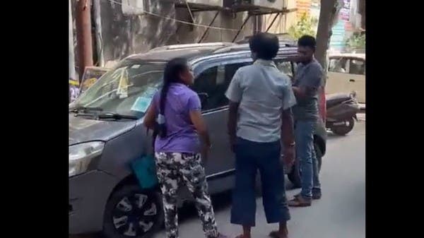 90 ثانية توثّق.. صدم باب سيارتها فلقنته درساً لن ينساه