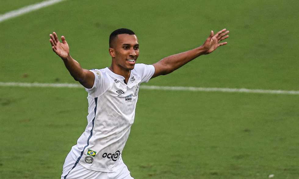 FilGoal | أخبار | رئيس سانتوس يوضح لـ في الجول حقيقة عرض الأهلي لضم لوكاس براجا