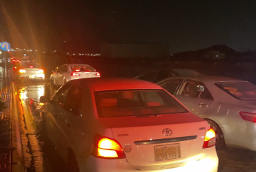أخبار 24 | تضرر مركبات وتعطل الحركة بالمدينة بسبب الأمطار.. والأمانة لـأخبار 24: نعمل على معالجة الأزمة (فيديو)