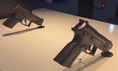 أخبار 24 | شهدت إقبالاً كبيراً في مهرجان الصقور.. تعرف على أسعار الأسـلحة وشروط اقتنائها (فيديو)