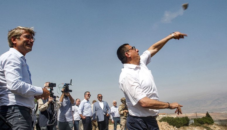 أدرعي يعلّق على رمي حجار وفيّاض الحجارة على الأراضي المحتلّة