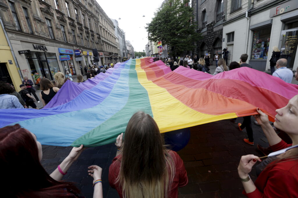 "أزمة صعبة" في كوسوفو تلغي مسيرة ضخمة للمثليين في صربيا