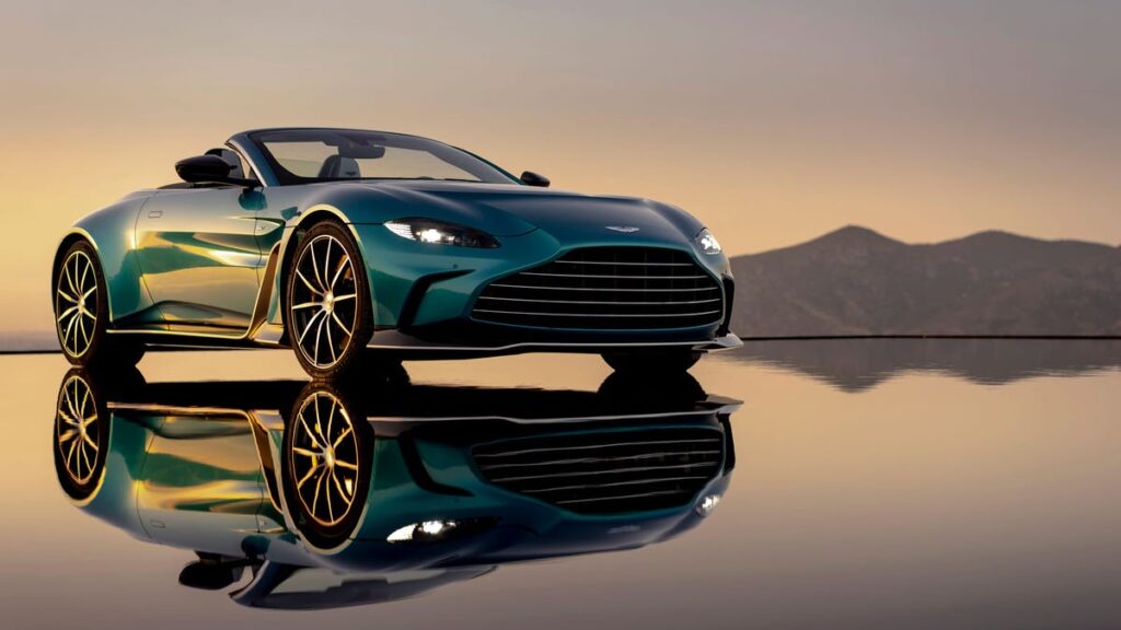 أستون مارتن تكشف عن Vantage Roadster بقوة 690 حصاناً في شاطئ بيبل