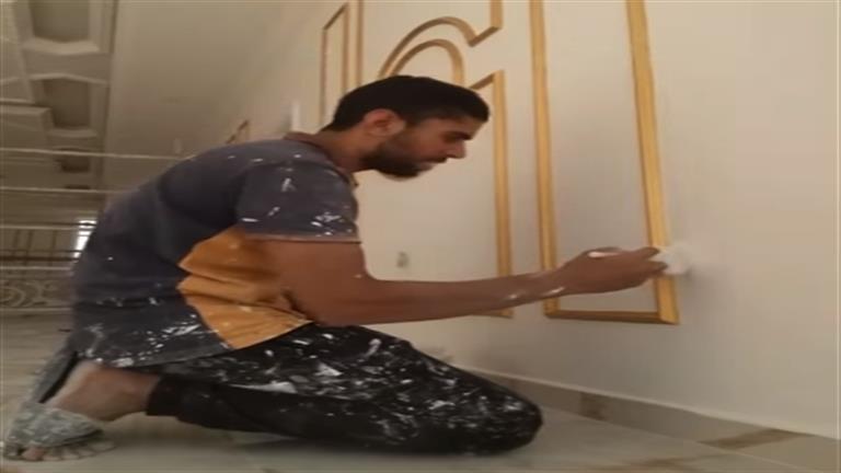 أشاد به علاء مبارك وبحث عنه الفنانون.. ماذا قال أحمد سالم "المطرب النقاش" في الغربية - فيديو وصور