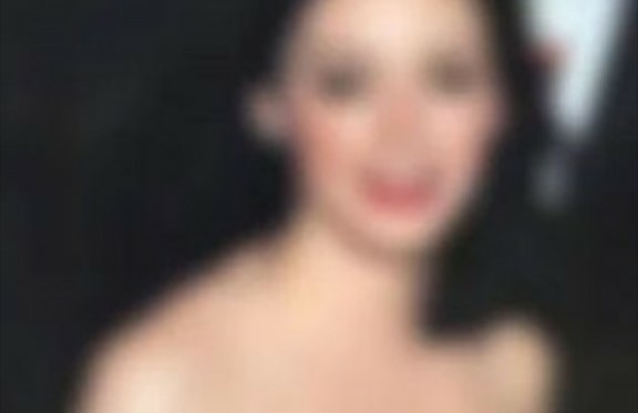 أشهر فنانة جميلة عشقها الملايين عاشرت زوج والدتها الوسيم ..وفقدت عذريتها على يد شقيقها في سـن المراهقة.. لن تصـدقوا من تكون.! !