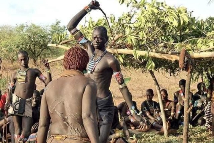 أغرب قبيلة في العالم .. الفتيات يتسابقن على خلع ملابسهن ويطلبن الجلد العنيف من أجل القبول بالزواج ومايحدث بأجسادهن لايخطر على بال رجل او ست.!! (تفاصيل جنونية)