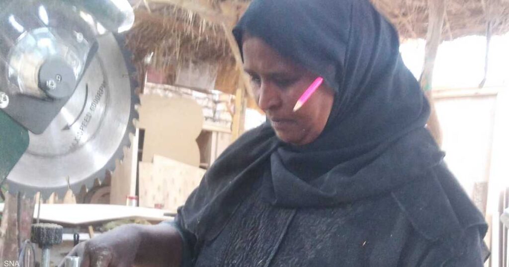 "أم محمد".. 20 عاما من الصبر مع النجارة ودهان الحوائط