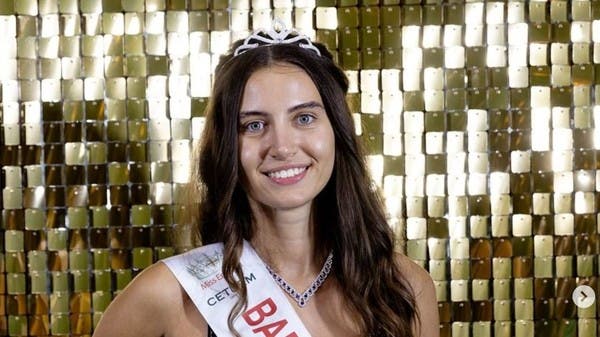 أول ملكة جمال تشارك بلا "مكياج".. شاهد صورها