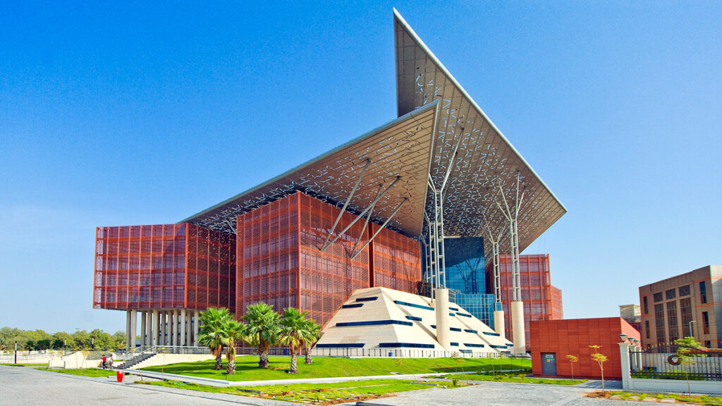 إلزام شاب بدفع 15 ألف درهم لتهديده فتاة بـ «تعليمها درساً»