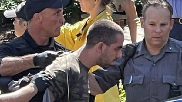 اسمه هادي مطر.. من هو طاعن سلمان رشدي وما هي دوافعه؟