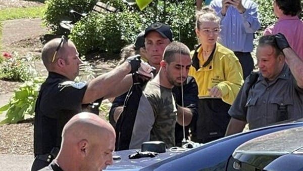 اعتقال الشاب الذي طعن سلمان رشدي خلال مناسبة في نيويورك