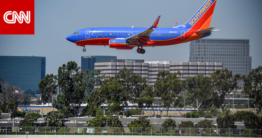 اعتقدت أن الطائرة تحطمت.. إصابة مضيفة طيران بكسر في ظهرها بعد عملية هبوط قاسية