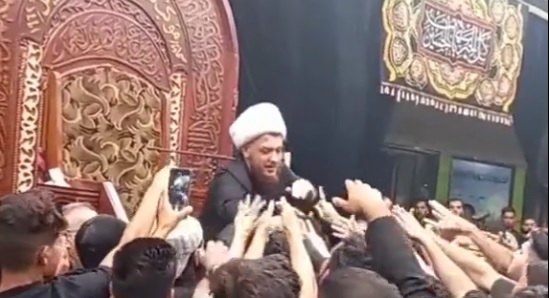 التبرك بـ"عرق" معمم في العراق يثير الجدل.. و"المجلس الشيعي" في لبنان يتدخل