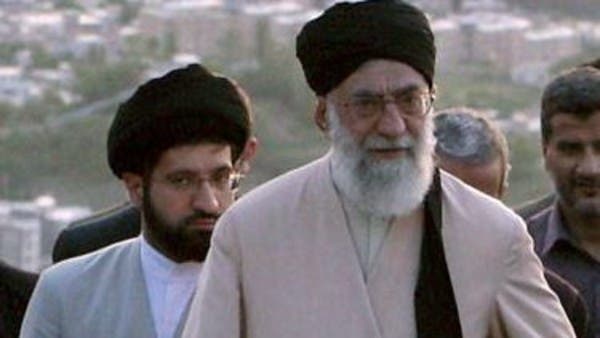 الحوزة الدينية بقم تصف مجتبى خامنئي بـ"آية الله".. هل تمهد لتوريثه ولاية الفقيه؟