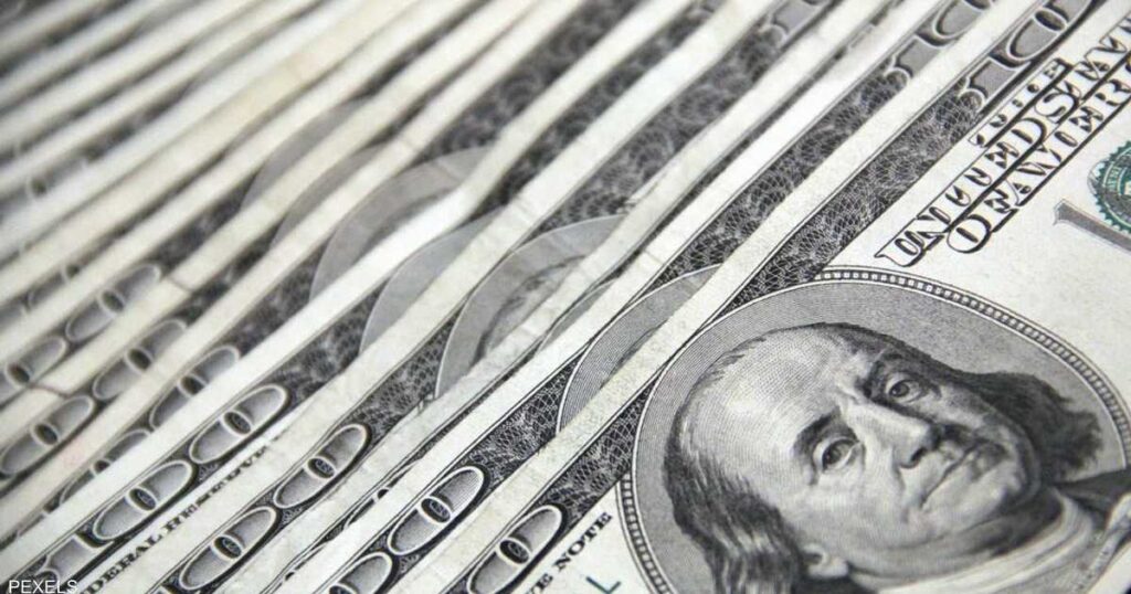 الدولار ينخفض بعد أن لامس أعلى مستوى في 20 عاما