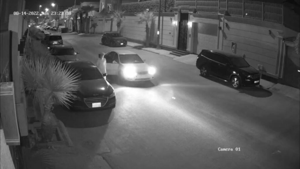 السعودية.. استدعاء مالك مركبة مسروقة بعد نشره رواية خيالية عن "جهاز المفاتيح"