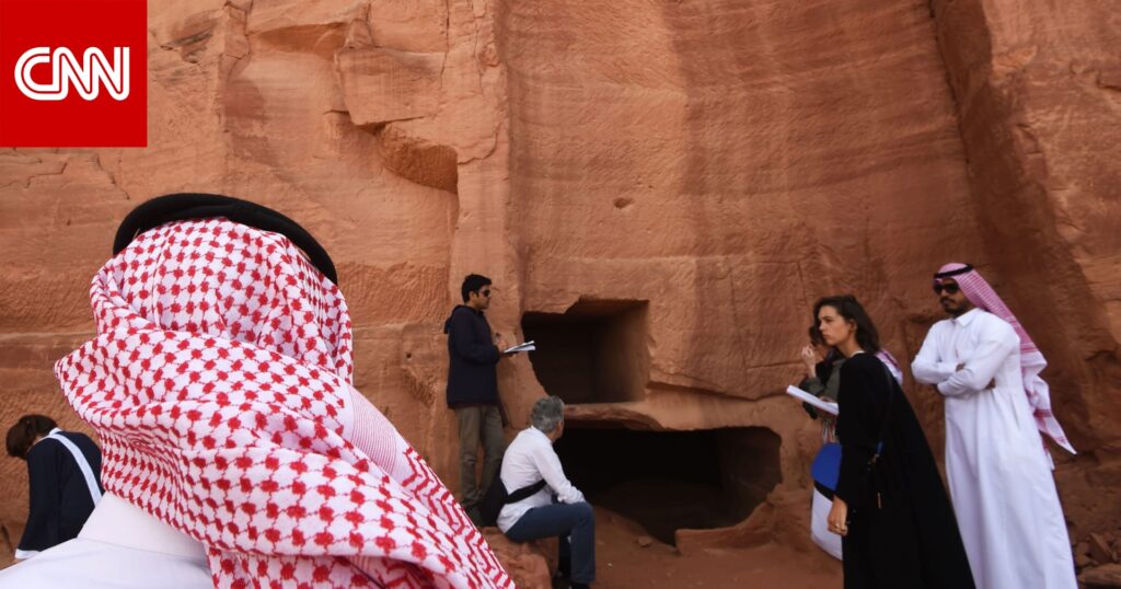 السعودية.. تداول فيديو أجنبيات يرقصن مع رجال بعد ضجة طرد سعودية رقصت على منصة