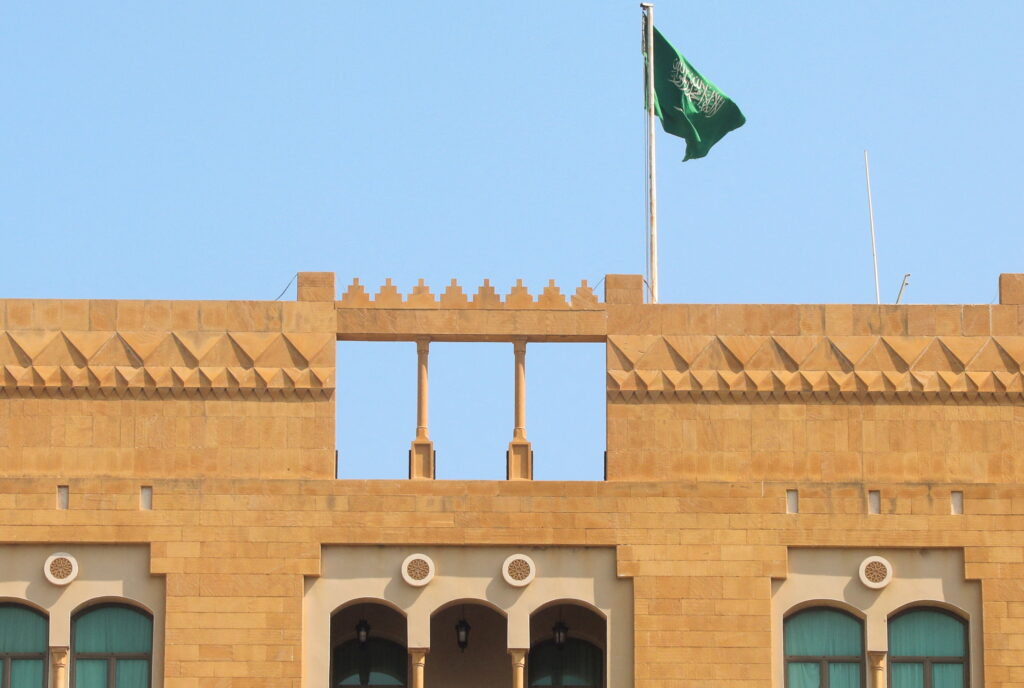 السعودية تطالب بتوقيف وتسليم "الرجل الذي هدد سفارتها" في بيروت