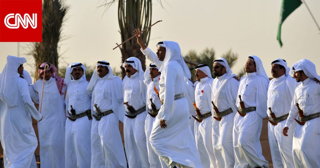 السعودية.. فيديو فتاة ترقص بين رجال ورد فعل أحدهم يجدد الجدل