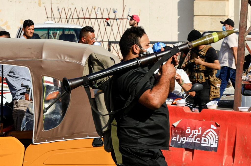 مقاتلو سرايا السلام التابعة للصدر يتجمعون خلال اشتباكات مع قوات الأمن العراقية في بغداد في 30 أغسطس 2022