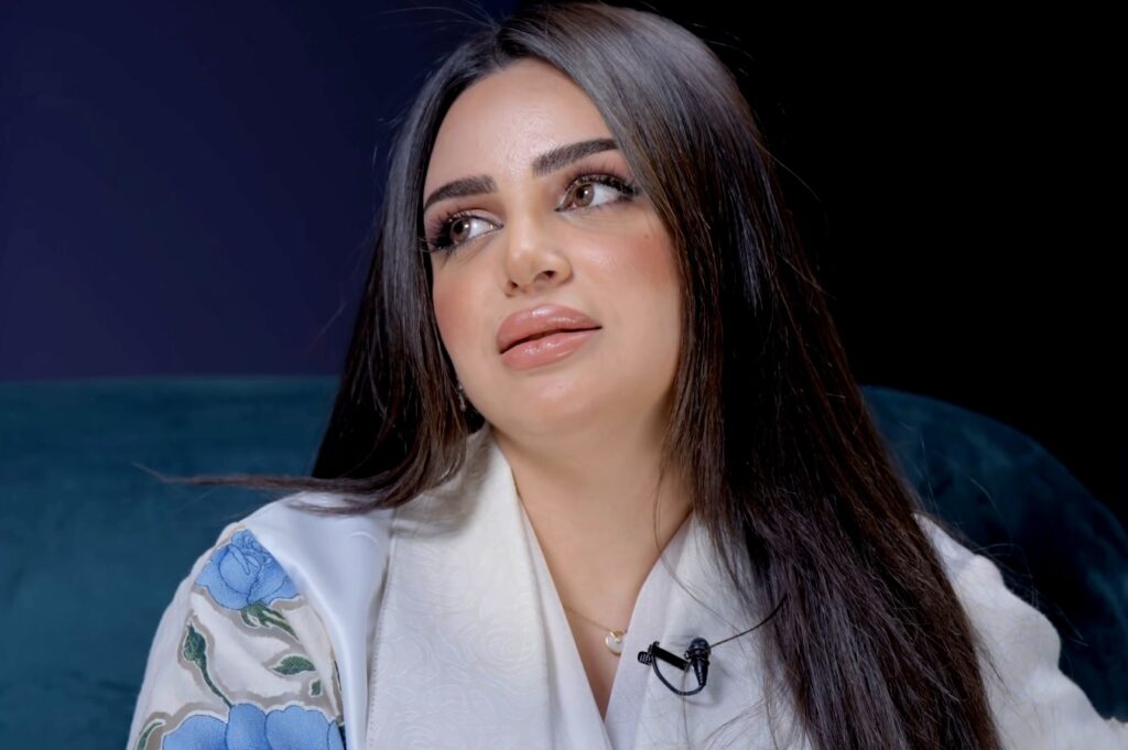 المشهورة السعودية رهف القحطاني تنزع رداء الجرأة و تعترف لأول مرة.. هذا ما يفعله والدي معي يومياً دون ملل !