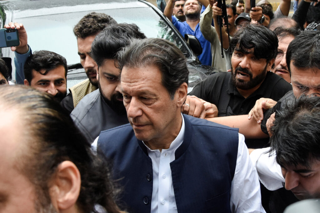 باكستان.. محكمة تمنع الشرطة من اعتقال عمران خان مؤقتا