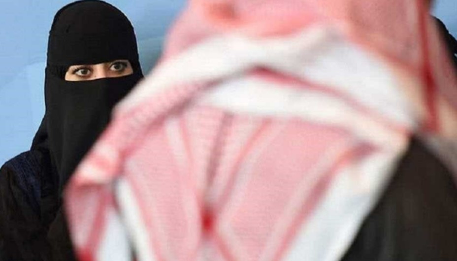 بدون ذرة من العار .. سيدة سعودية جميلة جدا تعترف لصديقتها بأنها تمارس الرذيلة مع زوجها .. لن تصدق كيف كان رد فعل صديقتها لا يطاق للبشر.! !
