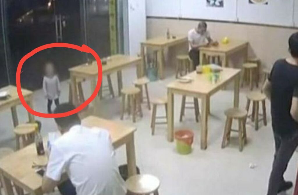 بدون قلب ولا شفقة لبكائها الشديد.. أب اجبرته فاتورة الطعام على ترك ابنته رهن في المطعم .. وعندما عاد بعد ساعات لتسديد المبلغ كانت الصدمة التي لايتخيله عقل ولا يتحملة بشر.! !