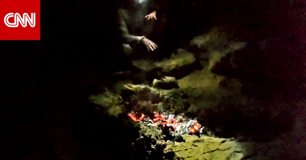 برودتها قد تكون قاتلة.. شاهد مصري ينام على الجمر في صحراء سيوة