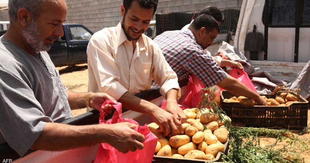 بعد الاستثناء.. أطنان المواد الغذائية تعبر من مصر إلى ليبيا