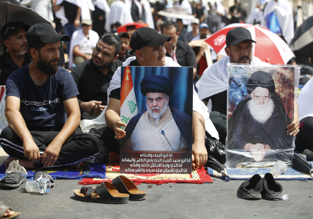 بعد انتقادات الحائري.. مقتدى الصدر يعلن اعتزال العمل السياسي