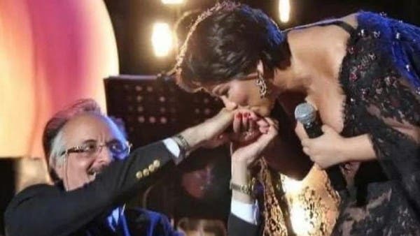 بعد تقبيل الفنانة ليده بتونس.. طبيب شيرين يكشف للعربية.نت تفاصيل حالتها