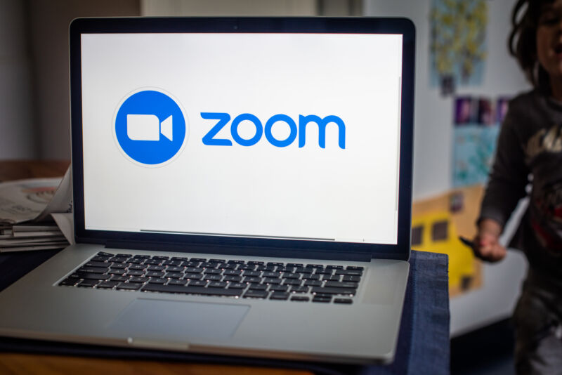 لا يزال من الممكن تجاوز ثغرة خطيرة في Zoom لنظام التشغيل MacOS ، تم تصحيحها مرة واحدة في نهاية الأسبوع الماضي ، اعتبارًا من يوم الأربعاء.  يجب على المستخدمين التحديث مرة أخرى.