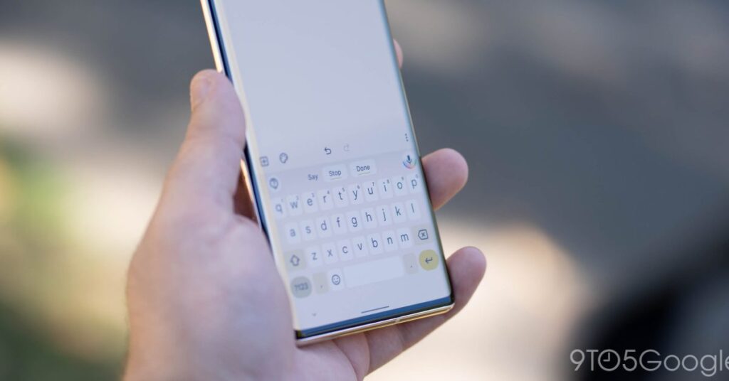 تقوم Gboard بإعداد المزيد من المواد لك: شريط الاختصار