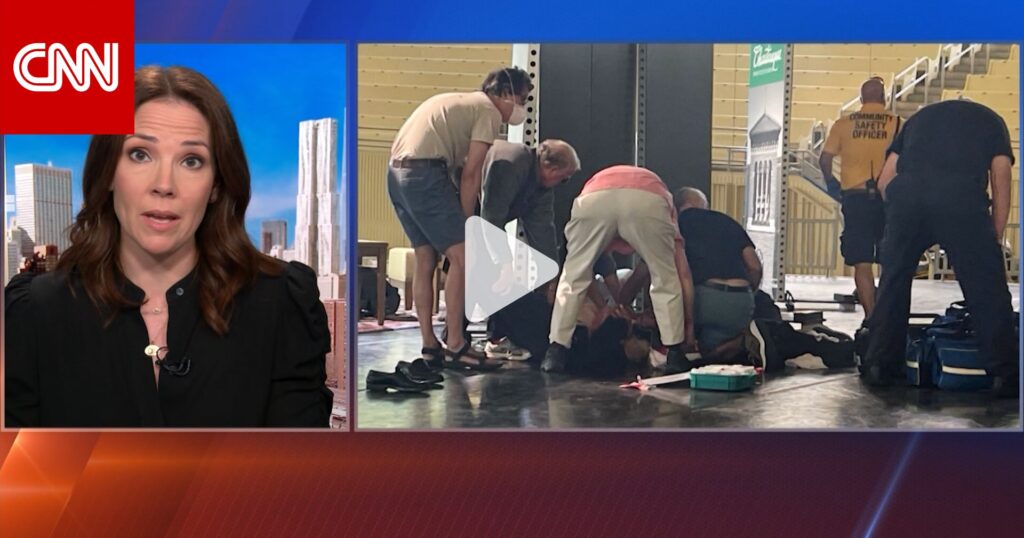 تلقى "7 إلى 10 طعنات".. كل ما نعرفه عن الهجوم على سلمان رشدي وموقع الحادثة والأمن في المسرح