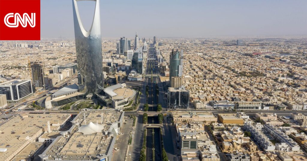 "تويتر ليس مسجدا".. مغردة تنتقد دعاء أمير سعودي بتغريدة والأخير يرد