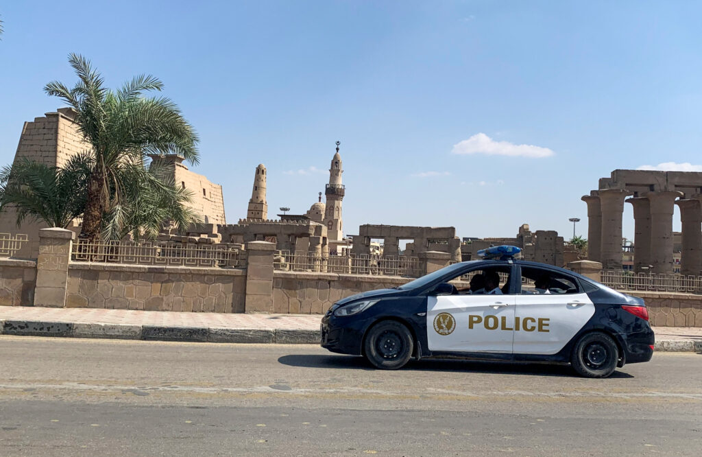 جريمة بشعة في مصر.. شاب يقتل عمه بـ60 طعنة بسبب "خلافات عائلية"
