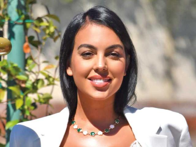 جورجينا صديقة كريستيانو تتجاوز الخطوط الحمراء بإطلالة أظهرت مفاتن جسدها علناً وبجرأة صادمة !