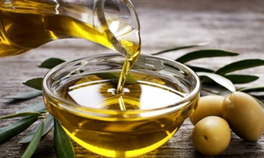 حتّى لو كنت كبيراً بالسن .. ضـع زيت الزيتون مع الليمون والعسل ليلة واحدة قبل النوم بهذه الطريقة هترجعك شباب وقوتك تبـقي 100 حصان .!! (طريقة الأستخدام)