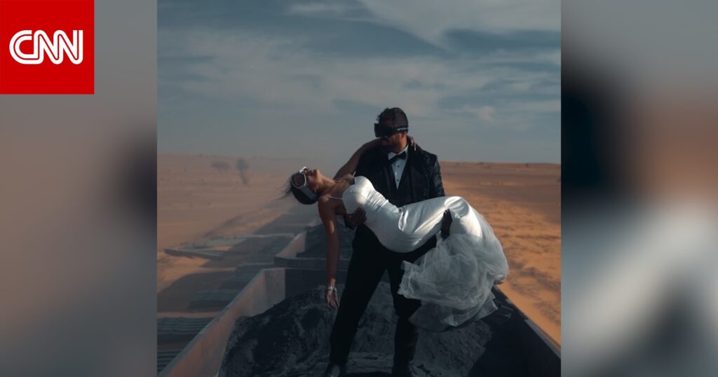 "رحلة العمر".. صور جريئة لعروسين خلال شهر عسلهما على متن قطار يشق الصحراء في موريتانيا