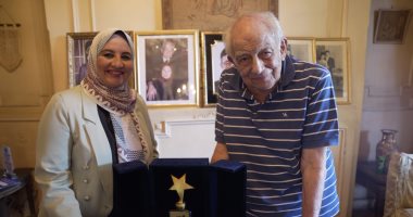 رشوان توفيق عن زوجته: سترتنى حية وميتة وأسمعها تنادينى: بتوحشنى "فيديو"