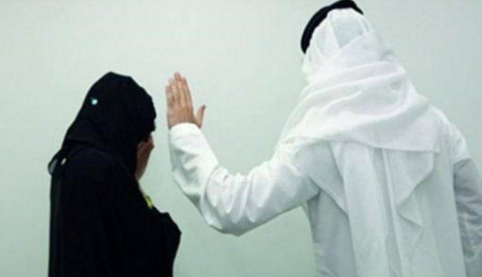 سعودي طلق زوجته الجميلة بعدما اكتشف حقيقة ما فعلته مع صديقيه وهو نائم .. ما فعلته صادم لا يتوقعة عقل .!!