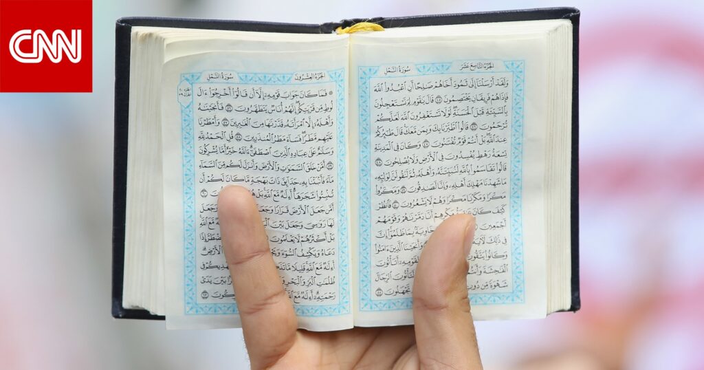 "سورتا الفلق والناس ليستا جزءا من القرآن في صحيح البخاري".. مغرد يثير جدلا والغامدي يرد