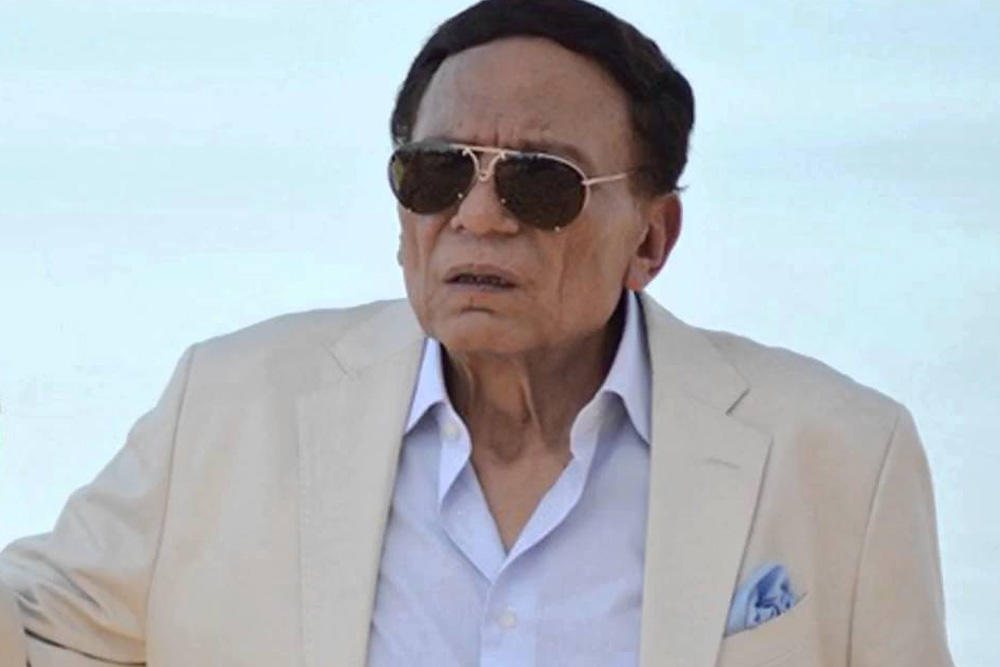 شاهد ..الترف والضخامة في قصر الممثل عادل إمام وسوره الشاهق ..لن تصدق ما ستراه عيناك.. وسيذهلك ما كتب على بوابته العملاقة .!! (فيديو)