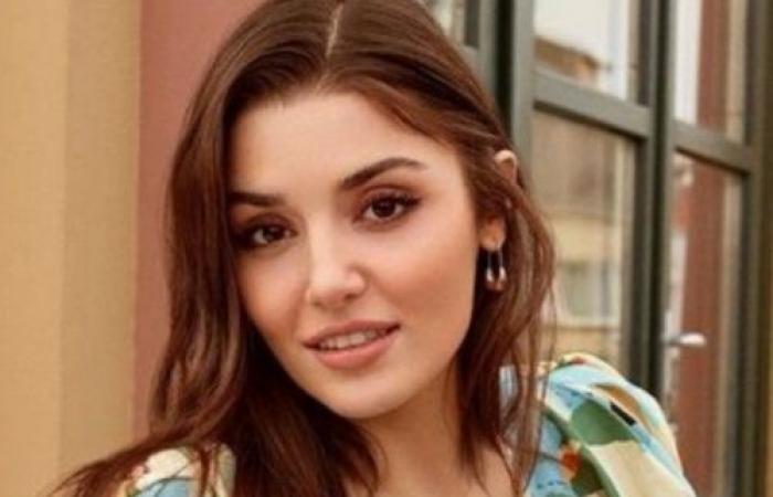 شاهد .. بكل وقاحة .. وبإطلالة خادشه الجميلة هاندا أرتشيل نجمة [أنت اطرق بابي] صدرها يخرج وهي في حالة سكر وتثير الجمهور !