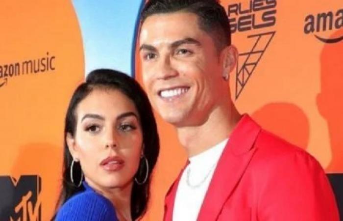 شاهد .. جورجينا من على السرير تكشف جسدها كاملاً بالبيبي دول الفاضح وتتهيا لليلة حمراء ومعلقين (انها ليلة رونالدو)