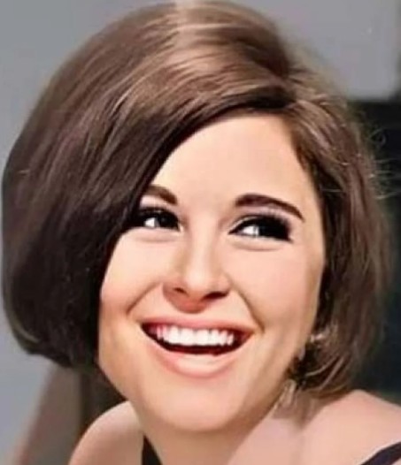 شاهد لأول مرة.. تسريب صورة نادرة مـن زفاف السندريلا سعاد حسني.. وهي في قمة الأناقة والجمال والمفاجأة غير المتوقعة من هو العريس.! !