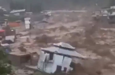 شاهد.. لحظة انهيار فندق بالكامل بسبب السيول العارمة في باكستان • صحيفة المرصد